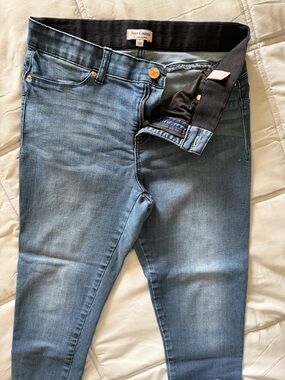 Juicy Couture Medium Blue Denim Capri Jeans with Gold Hardware